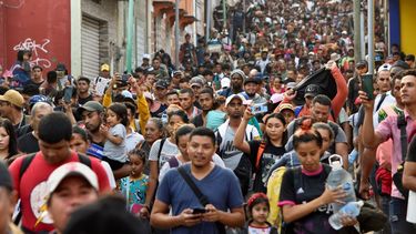 Migrantes comienzan a caminar hacia el norte con rumbo a la Ciudad de México desde Tapachula, estado de Chiapas, México, el domingo 23 de abril de 2023.&nbsp;