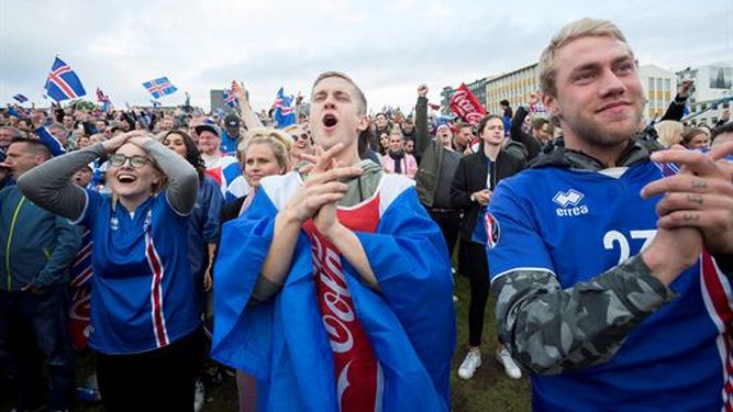Miles de personas se reunieron en el centro de la capital Reikiavik para ver a su selección jugar contra los ingleses. (EFE)