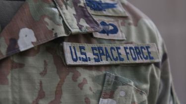 El capitán Ryan Vickers posa para una foto con su nuevo uniforme tras asumir el cargo en un traslado de la Fuerza Aérea de Estados Unidos a la Fuerza Espacial de Estados Unidos en la Base Aérea de Al-Udeid, Qatar.