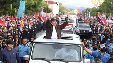 El dictador sandinista Daniel Ortega rodeado de un enorme aparato de seguridad en una calle en la ciudad de Managua.