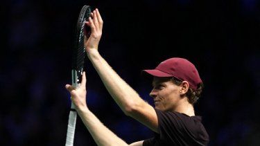 El italiano Jannik Sinner celebra su victoria contra el belga Zizou Bergs tras su partido de individuales en la tercera jornada del torneo de tenis ATP Masters 1000 de París, el 29 de octubre de 2025.&nbsp;