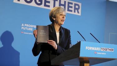 La primera ministra británica y líder del Partido Conservador,&nbsp;Theresa&nbsp;May, presenta el manifiesto de su partido en un acto celebrado en el centro The Arches, en Halifax.