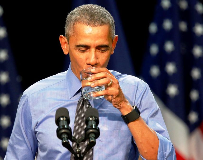 Obama se reunió con residentes y líderes locales, entre ellos una niña de 8 años que le había escrito al presidente sobre el agua en su pueblo (EFE)
