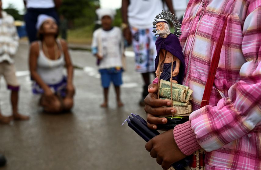 Un creyente en la procesión de San Lázaro en la iglesia El Rincón de La Habana el 16 de diciembre de 2023.&nbsp;