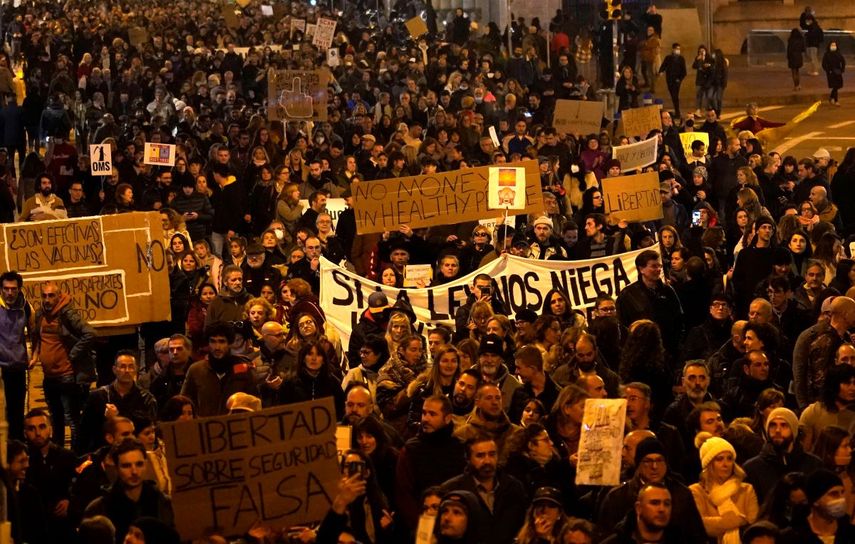 Manifestación contra las restricciones anunciadas por el gobierno contra el coronavirus, en Barcelona, España, el 18 de diciembre de 2021.