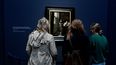 Una mujer toma una foto de una pintura del pintor holandés Johannes Vermeer titulada Mujeres escribiendo una carta, con su doncella en una exposición que se exhibe en el Rijksmuseum de Ámsterdam el 6 de febrero de 2023.