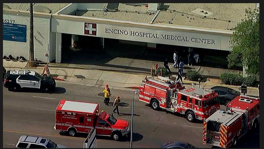Imagen aérea tomada de un video proporcionado por el canal ABC7 Los Ángeles muestra a personal de emergencias afuera del Centro Médico Hospital Encino, donde un sospechoso apuñaló a varias personas y se parapetó, el viernes 3 de junio de 2022, en Encino, California.&nbsp;