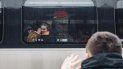 Un niño se despide de su padre luego de abordar uno de los vagones del tren de evacuación que salen de la estación de tren de Kiev, a 1 de marzo de 2022, en Kiev (Ucrania).    - Diego Herrera / Europa Press