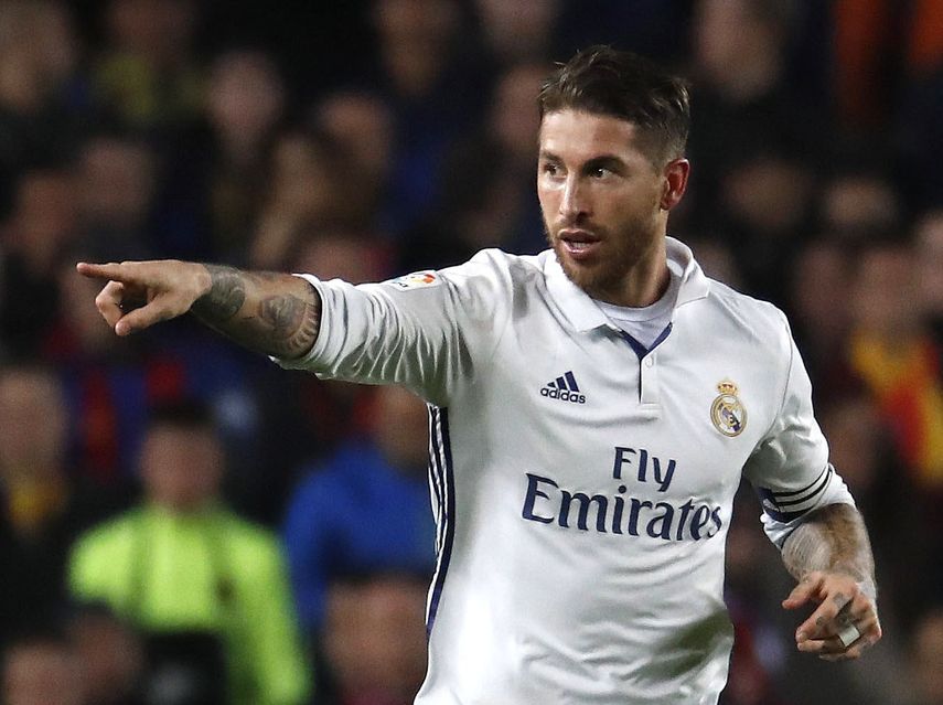 El defensa del Real Madrid, Sergio Ramos celebra su tanto ante el Barcelona durante el partido de la decimocuarta jornada de Liga
