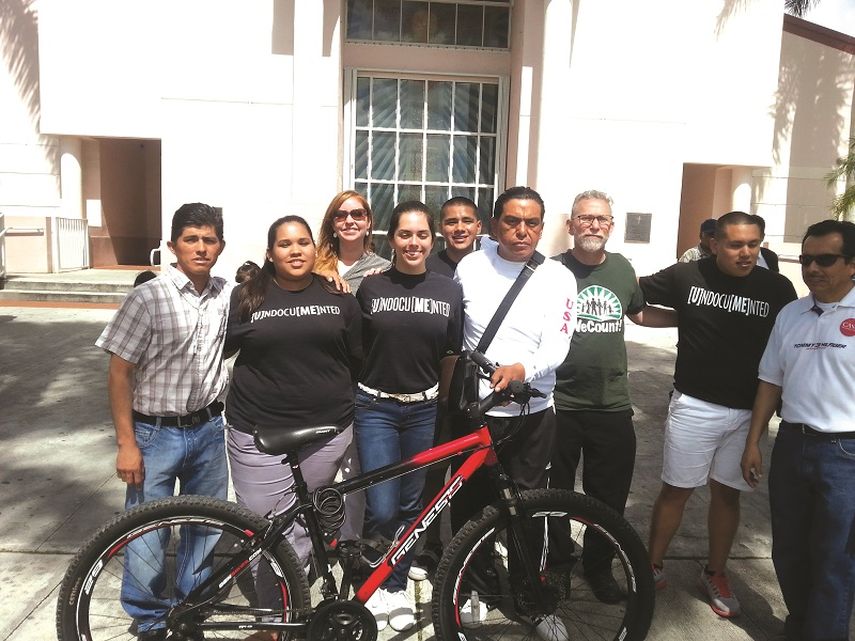 Francisco Díaz a la salida de la misa en Homestead con jóvenes dreamers (Cortesía)