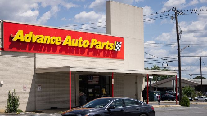 Logo de la firma Advance Auto Parts en una de sus tiendas físicas en Estados Unidos.