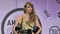 Taylor Swift posa en la sala de prensa con los premios que recibió en los American Music Awards el domingo 20 de noviembre de 2022 en el Microsoft Theatre de Los Ángeles.