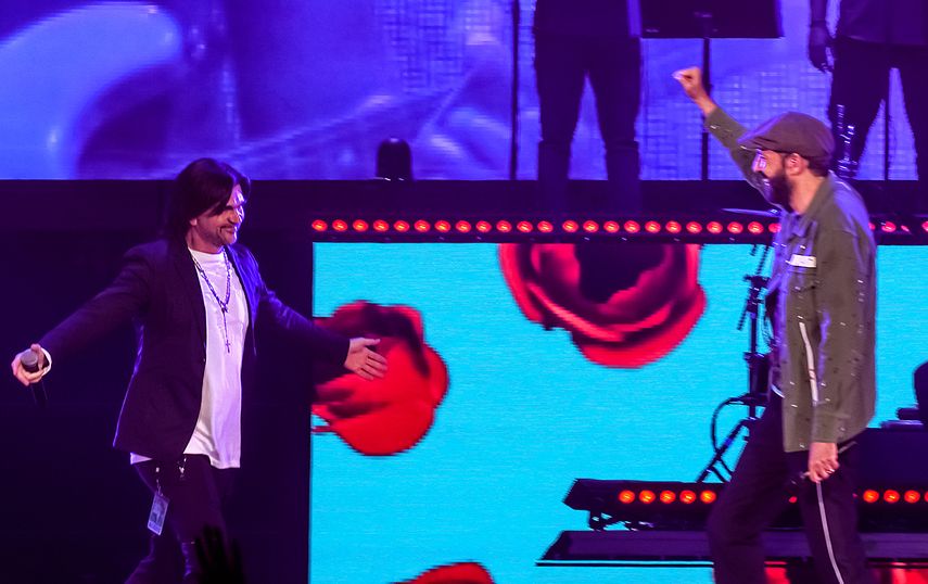 Juanes y Juan Luis Guerra, que adem&aacute;s son grandes amigos, compartieron micr&oacute;fono en el tema Bachata rosa.&nbsp;