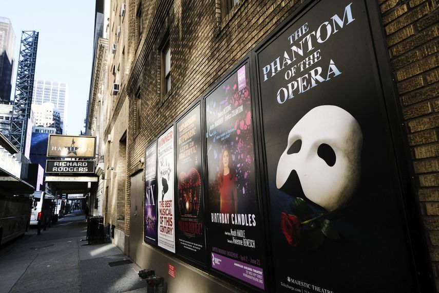 Anuncios de Broadway afuera del Teatro Richard Rodgers durante los cierres por la pandemia de COVID-19 en Nueva York el 13 de mayo de 2020.&nbsp;