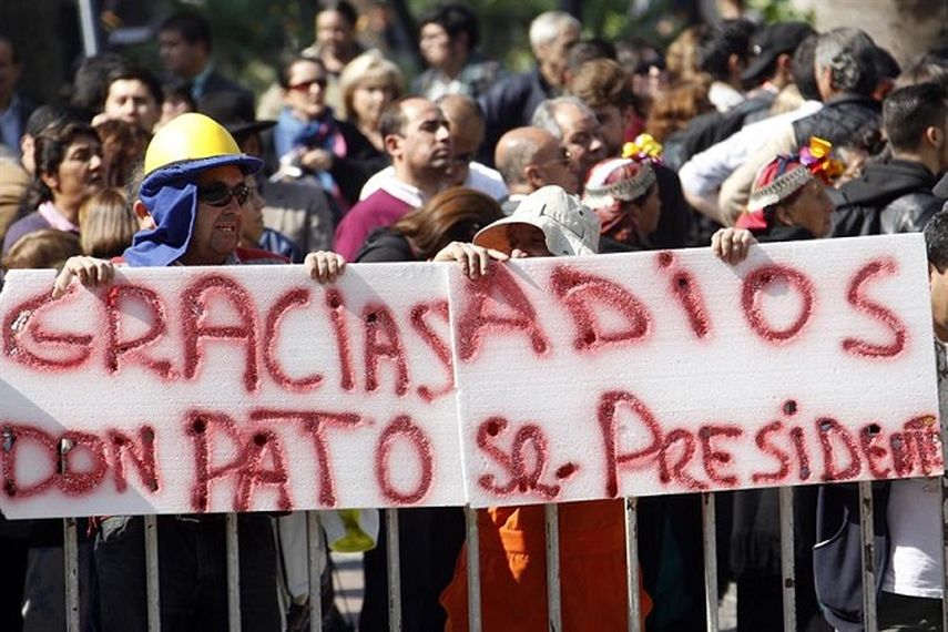 Los ciudadanos se acercaron a ver el cortejo fúnebre cuando pasaba por las calles de Santiago (EFE)