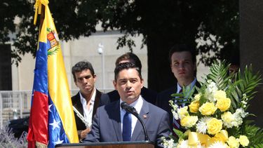 Carlos Vecchio, embajador de Venezuela en EEUU, se dirige a representantes de más de 30 países del Cuerpo Diplomático acreditado en Washington durante las celebraciones por el 208 aniversario de la independencia de su país.