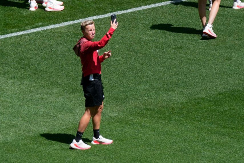 En foto dle martes 23 de julio del 2024, la entrenadora de la selección femenina de fútbol de Canadá Beverly Priestman se toma una foto en el Estadio Geoffroy-Guichard antes de los Juegos Olímpicos. El sábado 27 de julio del 2024, multan a la Federación de Canadá y vetan por un año a 3 entrenadores por escándalo de espionaje con drones.&nbsp;