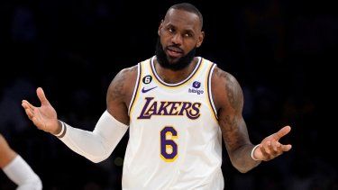 LeBron James, de los Lakers de Los Ángeles, hace un gesto durante el tercer partido de la semifinal del Oeste, ante los Warriors de Golden State, el sábado 6 de mayo de 2023.