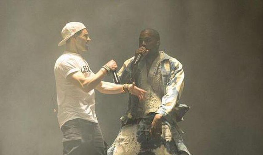El comediante británco Lee Nelson interrumpe la presentación del rapero Kanye West. (YOUTUBE). 