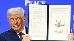 El presidente estadounidense Donald Trump exhibe su nueva Junta de la Paz en Davos el 22 de enero de 2026. El presidente estadounidense Donald Trump exhibe su nueva Junta de la Paz en Davos el 22 de enero de 2026.