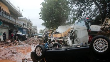 Residentes inspeccionan los destrozos causados por las inundaciones en el centro de Mandra (Grecia).