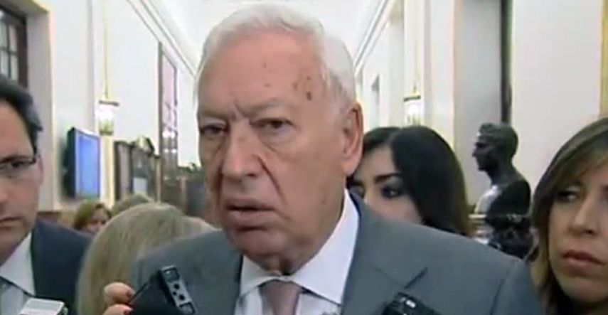 Los calificativos que utilizan las autoridades son absolutamente intolerables y teniendo en cuenta el grado de irritación verbal de Maduro he decidido convocar a consultas al embajador en Caracas, aseguró García-Margallo.