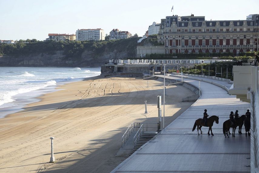 Agentes de la policía montada patrullan cerca de la playa durante el primer día de la Cumbre del G7 en Biarritz, Francia, el sábado 24 de agosto de 2019. 