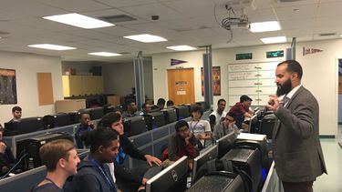 El fundador de Miami EdTech, Carlos Vázquez habla con estudiantes de high school sobre carreras de tecnología. &nbsp;