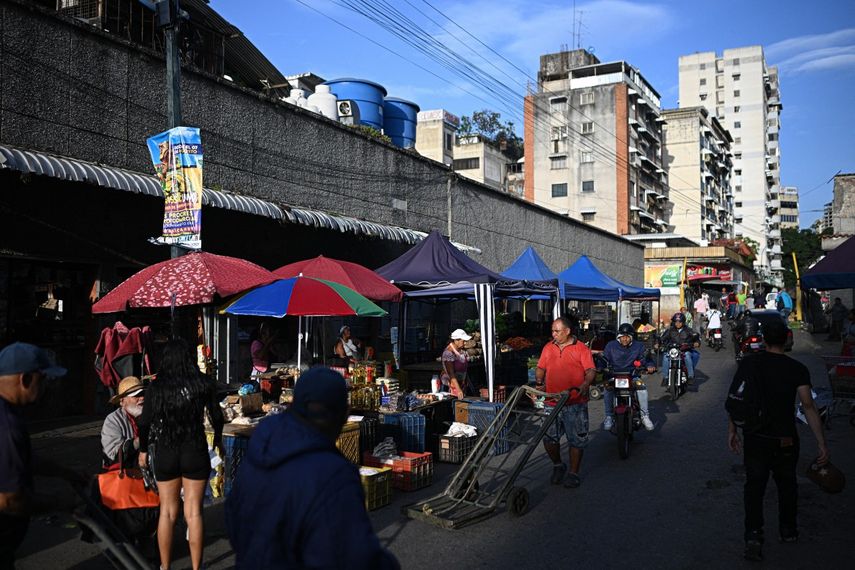 Venta de comestibles en puestos afuera del mercado municipal de Quinta Crespo en Caracas, Venezuela el 30 de septiembre de 2025.