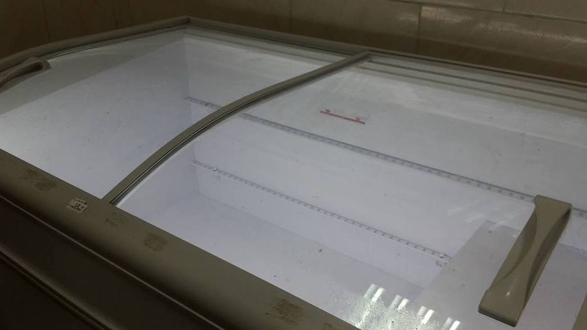 Nevera de un producto c&aacute;rnico vac&iacute;a.&nbsp;