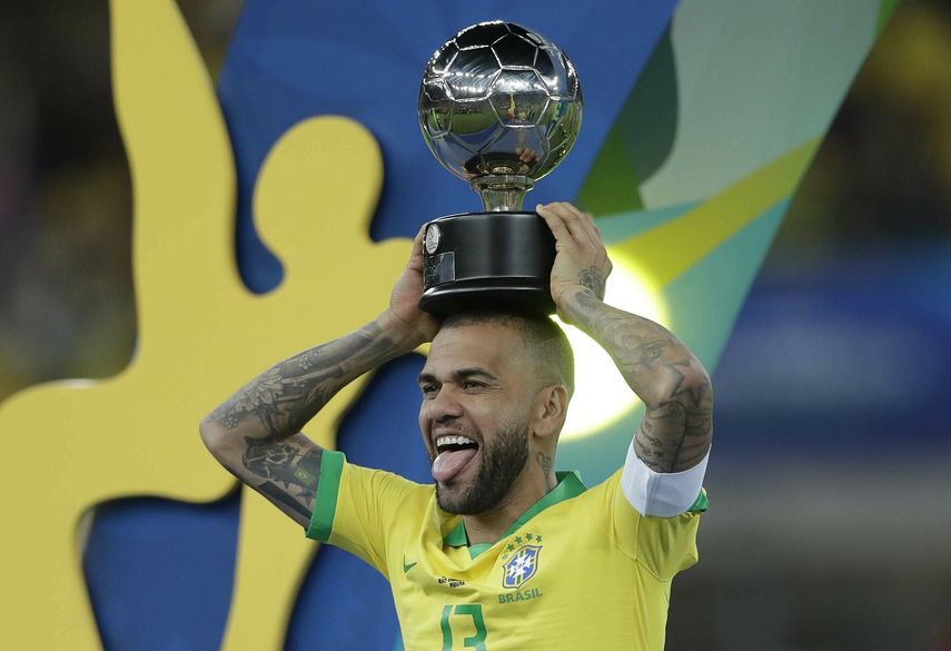 El lateral derecho Dani Alves posa con el trofeo al Jugador M&aacute;s Valioso despu&eacute;s que la selecci&oacute;n brasile&ntilde;a derrot&oacute; 3-1 a Per&uacute; en la final de la Copa Am&eacute;rica, en el estadio Maracan&aacute; de R&iacute;o de Janeiro, Brasil, el domingo 7 de junio de 2019.
