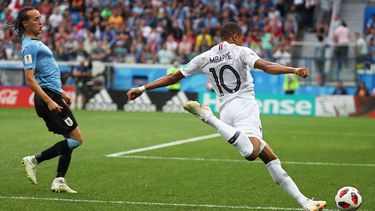 El francés Kylian Mbappé puso en aprietos a la férrea defensa uruguaya.