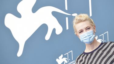  La presidenta del jurado, Cate Blanchett, posa durante una sesión de fotos el día inaugural de la 77ma edición Festival de Cine de Venecia, el miércoles 2 de septiembre del 2020 en Venecia, Italia. 