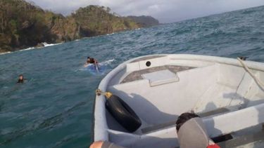 Tres indocumentados fueron rescatados de las aguas y se mantiene un operativo de búsqueda y rescate por parte de patrullas terrestres y en el mar.