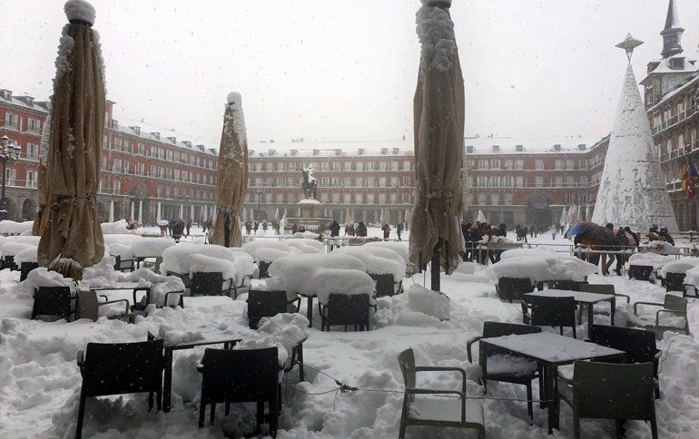 La histórica Plaza Mayor, cubierta de nieve, Madrid.