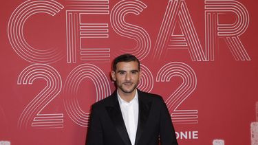 El rapero francés Sofiane Zermani, también conocido como Fianso, posa durante la 47ª edición de la ceremonia de los Premios César de Cine en el Olympia de París el 25 de febrero de 2022. Zermani es uno de los raperos que grabó la canción No pasarán.