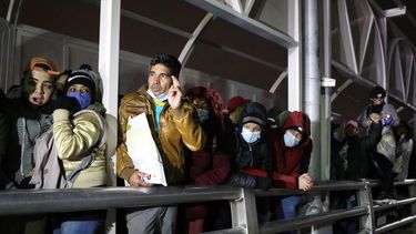 Cubanos solicitantes de asilo bloquean puente entre México y EEUU