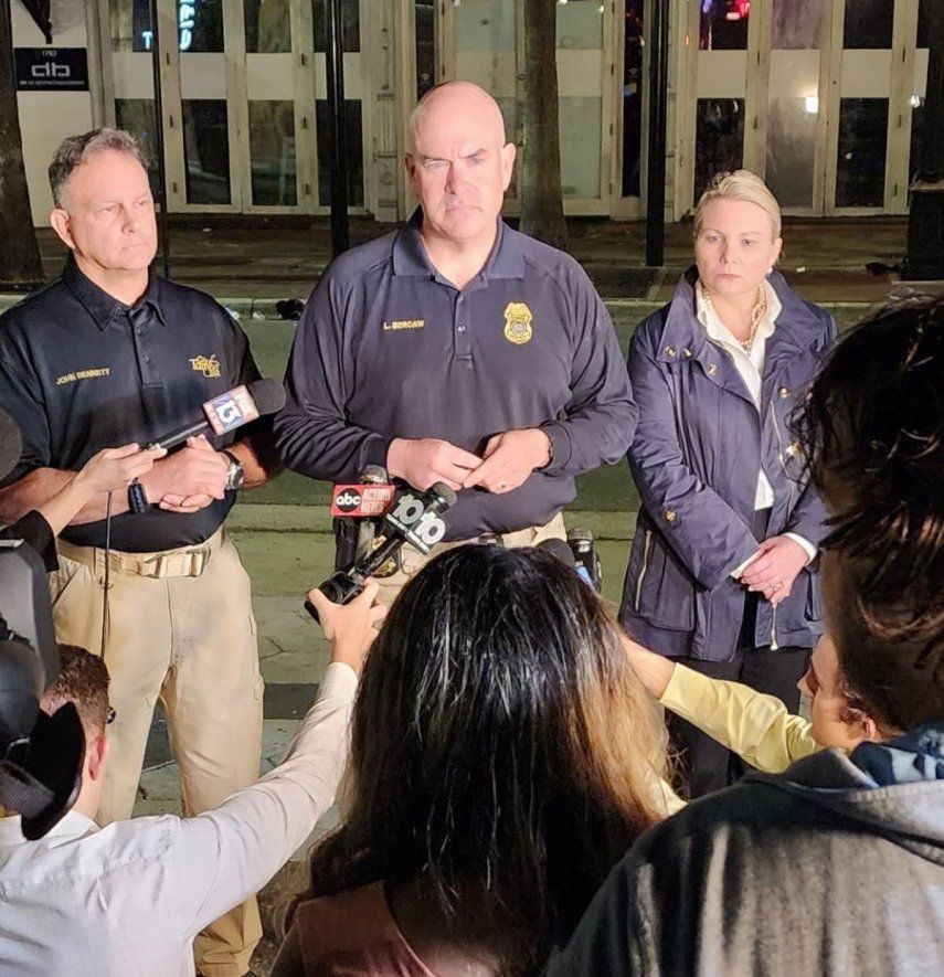 El jefe de policía de Tampa, Lee Bercaw (centro) durante una conferencia de prensa sobre el tiroteo ocurrido el domingo 29, que dejó dos muertos y 18 heridos.&nbsp;