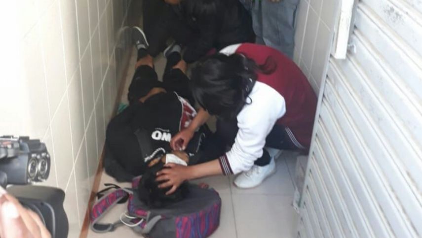El estudiante (tendido en el piso)&nbsp;sufrió una herida en el pecho, supuestamente de un proyectil, que atribuyen a la intervención policial.