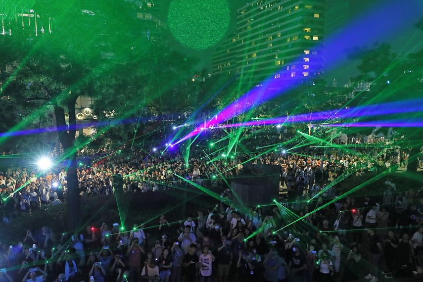 En la imagen de archivo del 7 de agosto de 2019, cientos de manifestantes usar apuntadores l&aacute;ser durante una marcha en Hong Kong.&nbsp;