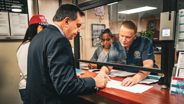 Joe Carollo inscribe su candidatura por la alcaldía de Miami.