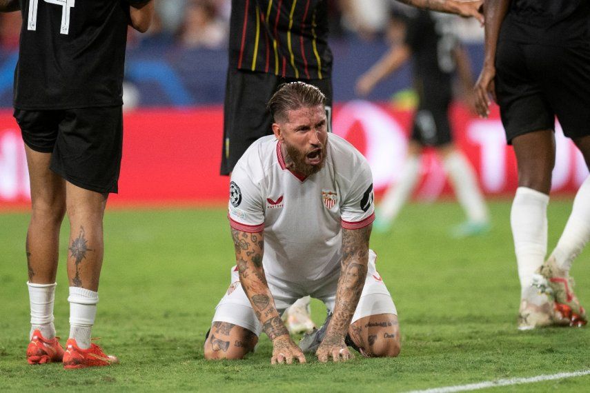 El defensa español del Sevilla #4 Sergio Ramos reacciona durante el partido de fútbol de la Liga de Campeones de la UEFA entre Sevilla y RC Lens, en el estadio Ramón Sánchez Pizjuán de Sevilla el 20 de septiembre de 2023. &nbsp;
