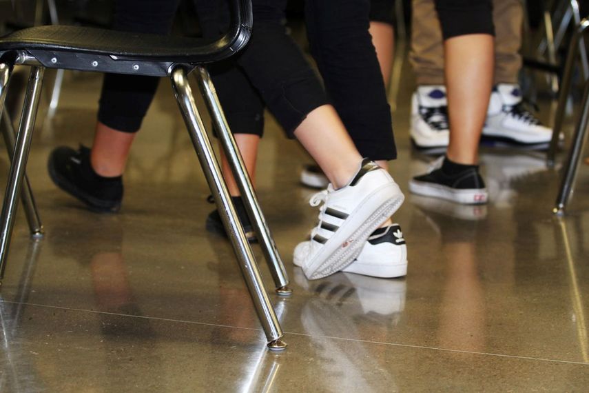 Estudiantes saliendo de un aula de clases.&nbsp;
