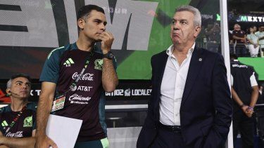 El asistente técnico de la selección de México, Rafael Márquez (izq), y el entrenador Javier Aguirre hablan antes del inicio de un partido, el 10 de septiembre de 2024.