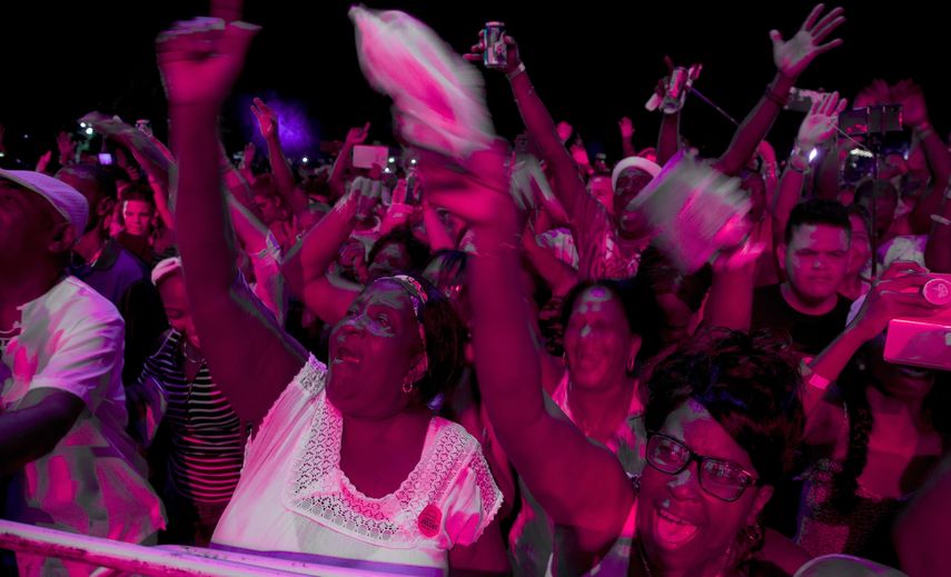 El público baila durante una presentación de Los Van Van en el Festival Varadero Josone: Rumba, Jazz y Son, en Varadero, Cuba.