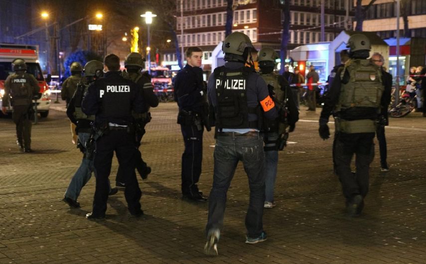La policía suiza ha acordonado el lugar y ha activado un operativo para dar con los autores de los disparos que dejaron dos muertos y un herido grave en un café al norte de Suiza.