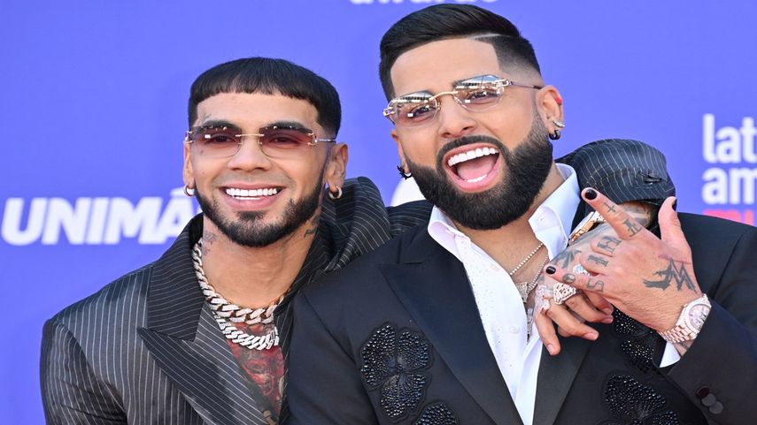 El rapero puertorriqueño Anuel AA y DJ Luian llegan a la octava entrega anual de los Latin American Music Awards en el MGM Grand Garden Arena en Las Vegas, Nevada, el 20 de abril de 2023.