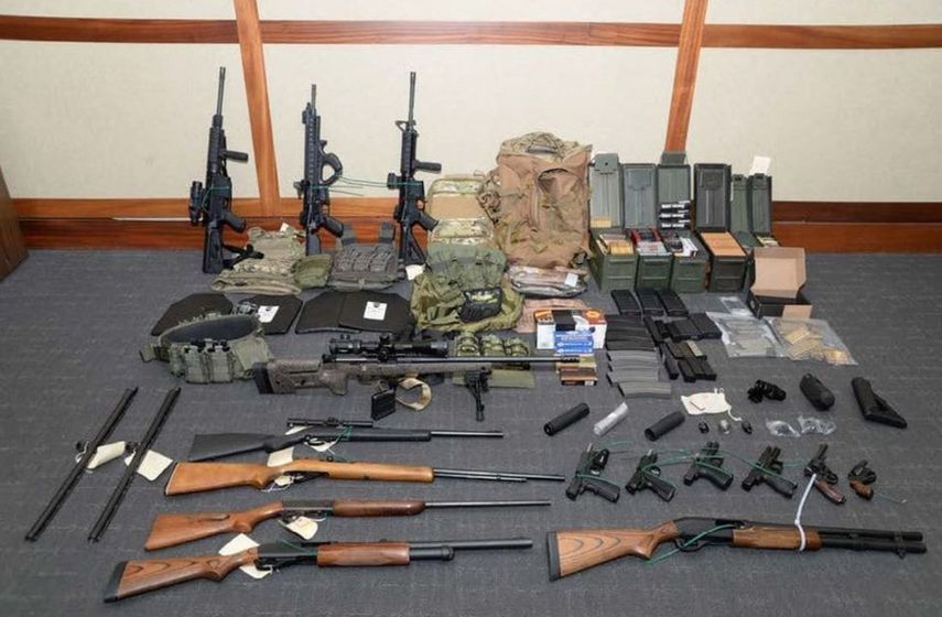Durante el arresto del teniente Christopher Paul Hasson, los agentes federales encontraron 15 armas de fuego y más de 1,000 rondas de municiones.