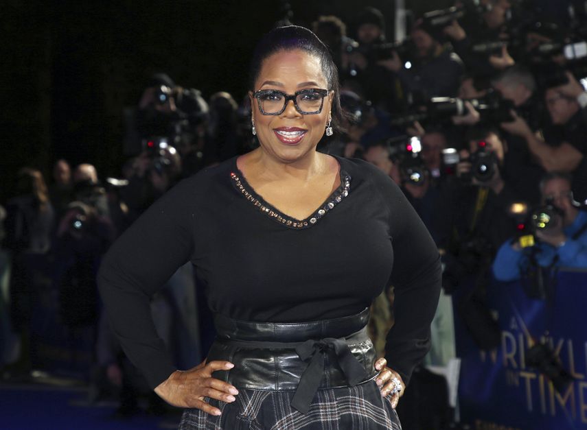 En esta foto del 13 de marzo de 2018, Oprah Winfrey posa al llegar al estreno de la película A Wrinkle In Time en Londres.