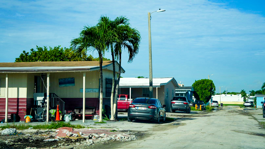 Una calle de la comunidad de casas móviles en Sweetwater. Una calle de la comunidad de casas móviles en Sweetwater.